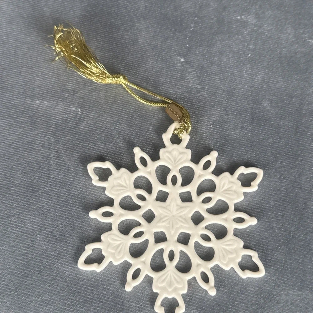 Lenox 2006 Porcelain Snowflake Ornament Large 4